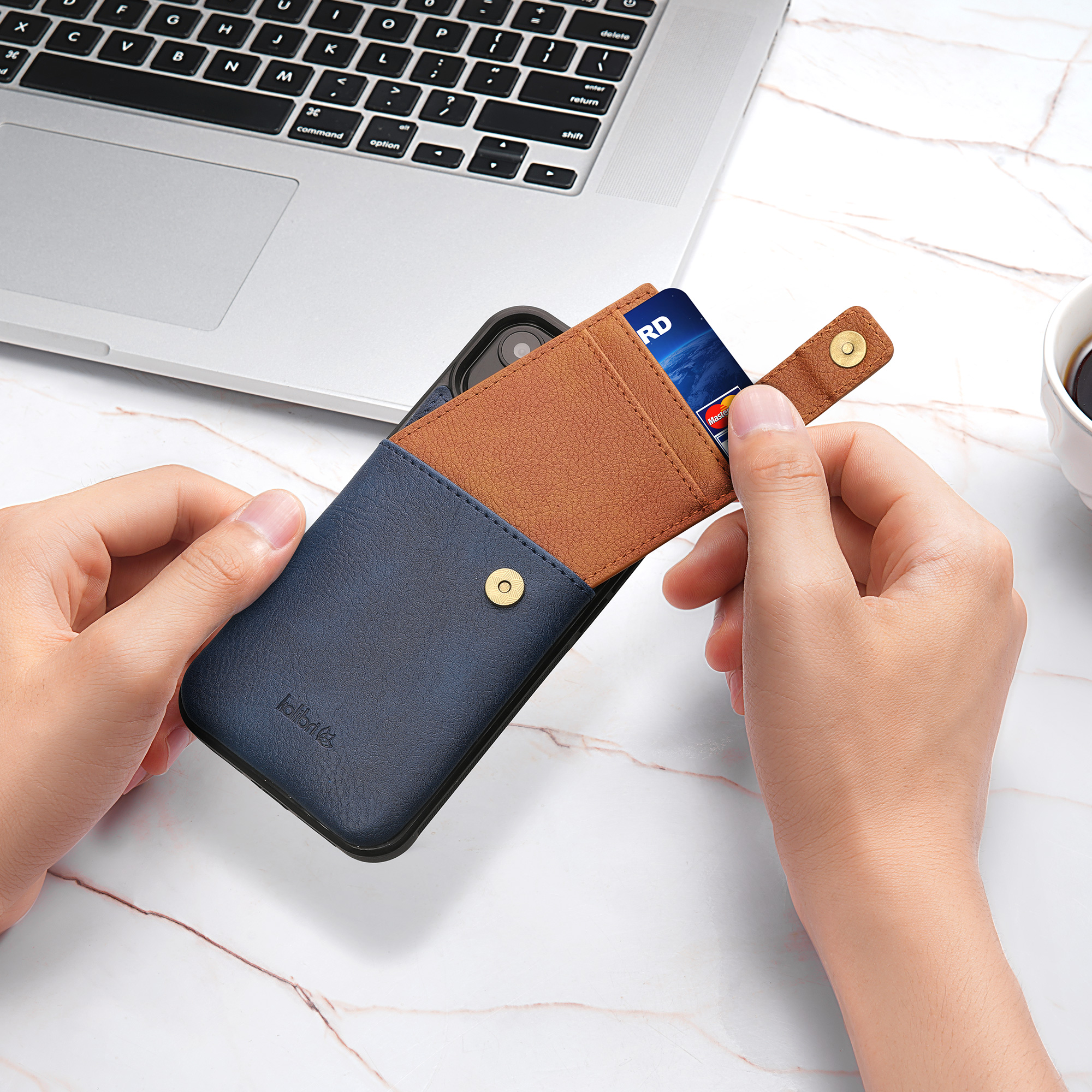 Kryt kalibri s přihrádkou na kartu iPhone 13 hnědá