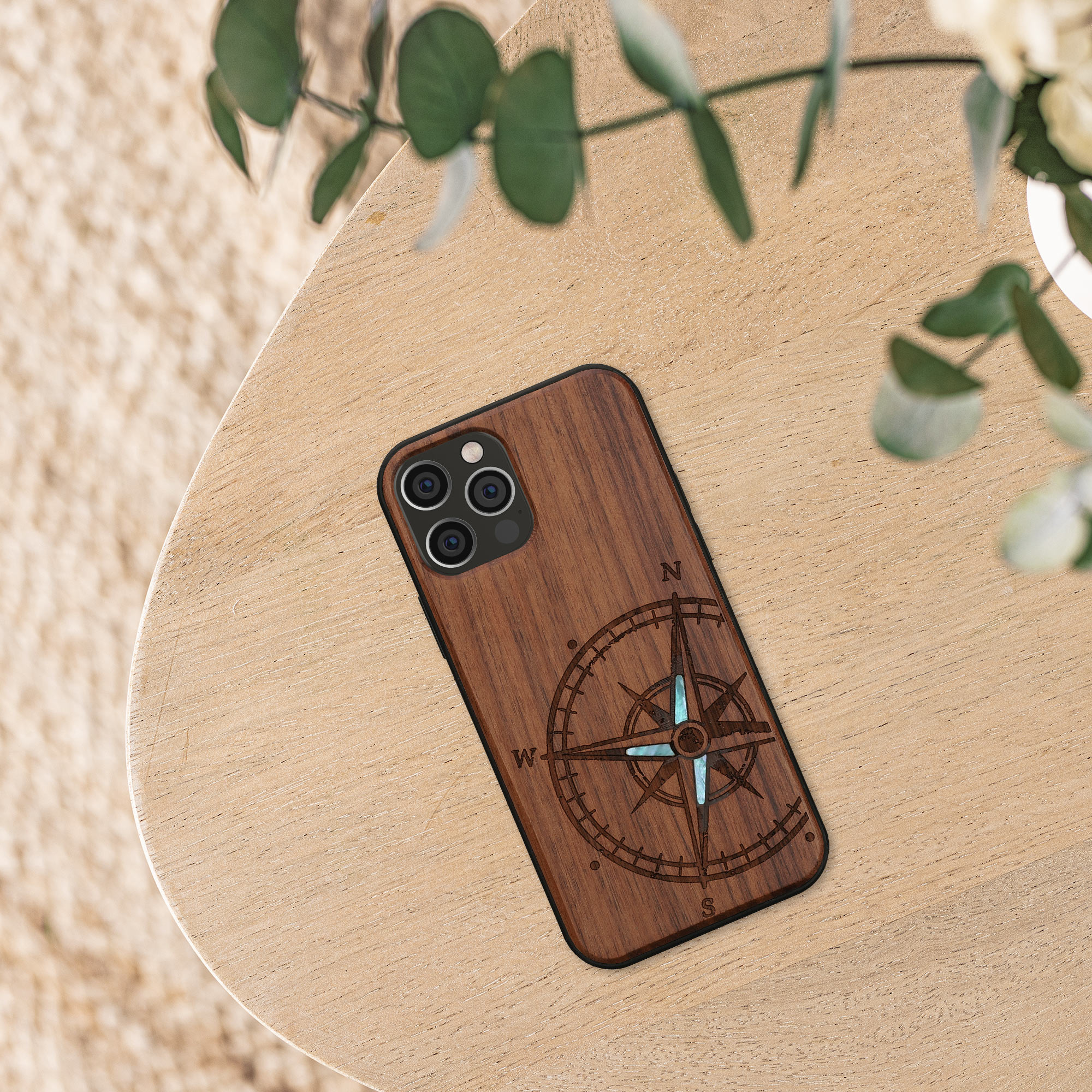 Kryt na mobil kwmobile iPhone 12 / iPhone 12 Pro - tmavě hnědá