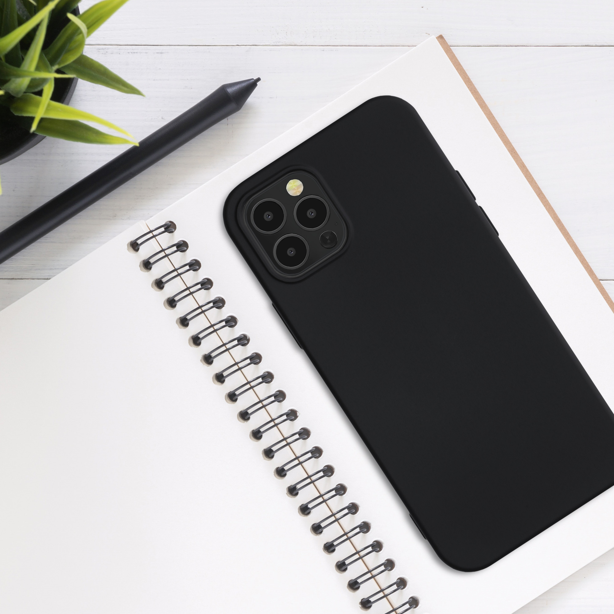 Silikonový kryt kwmobile pro iPhone 12 / iPhone 12 Pro - černá matná