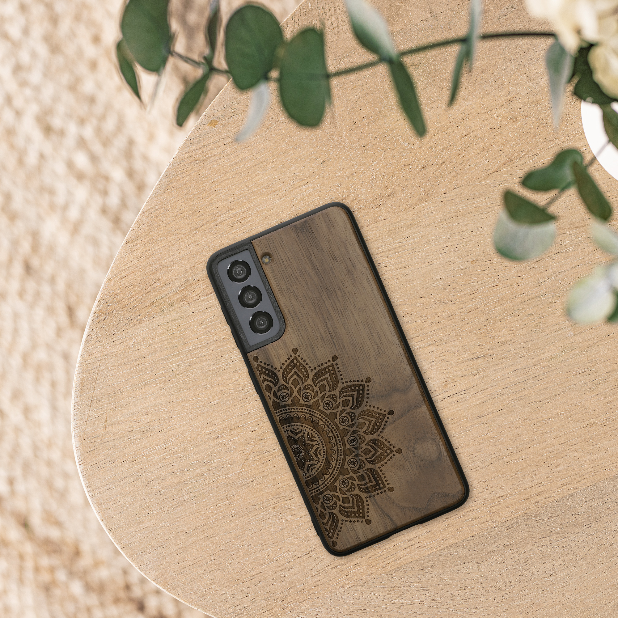 Dřevěný kryt na mobil Samsung Galaxy S21 kwmobile tmavě hnědý