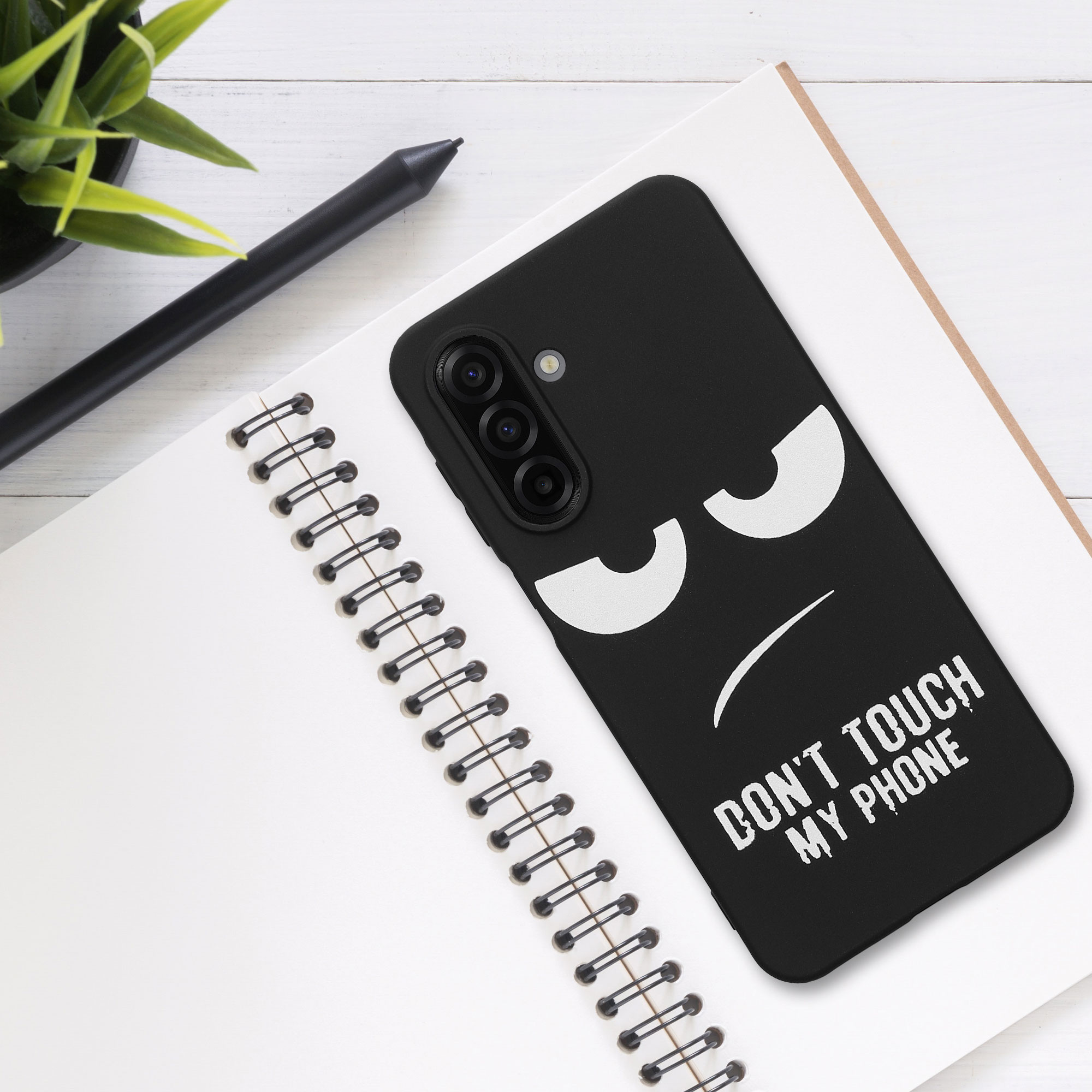 Kryt na mobil Samsung Galaxy A17 4G / 5G kwmobile Motiv Don't Touch My Phone bílo-černý
