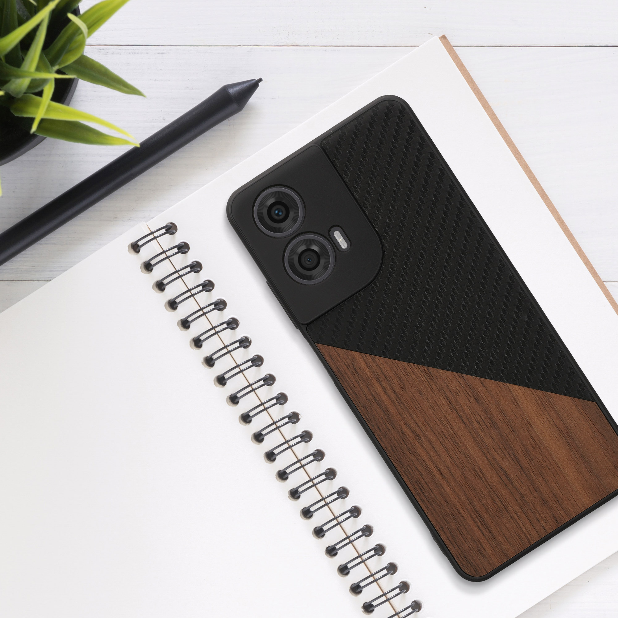 Dřevěný kryt kwmobile pro Motorola Moto G24 / E14 / G04 / G04s - Tmavě hnědá / černá