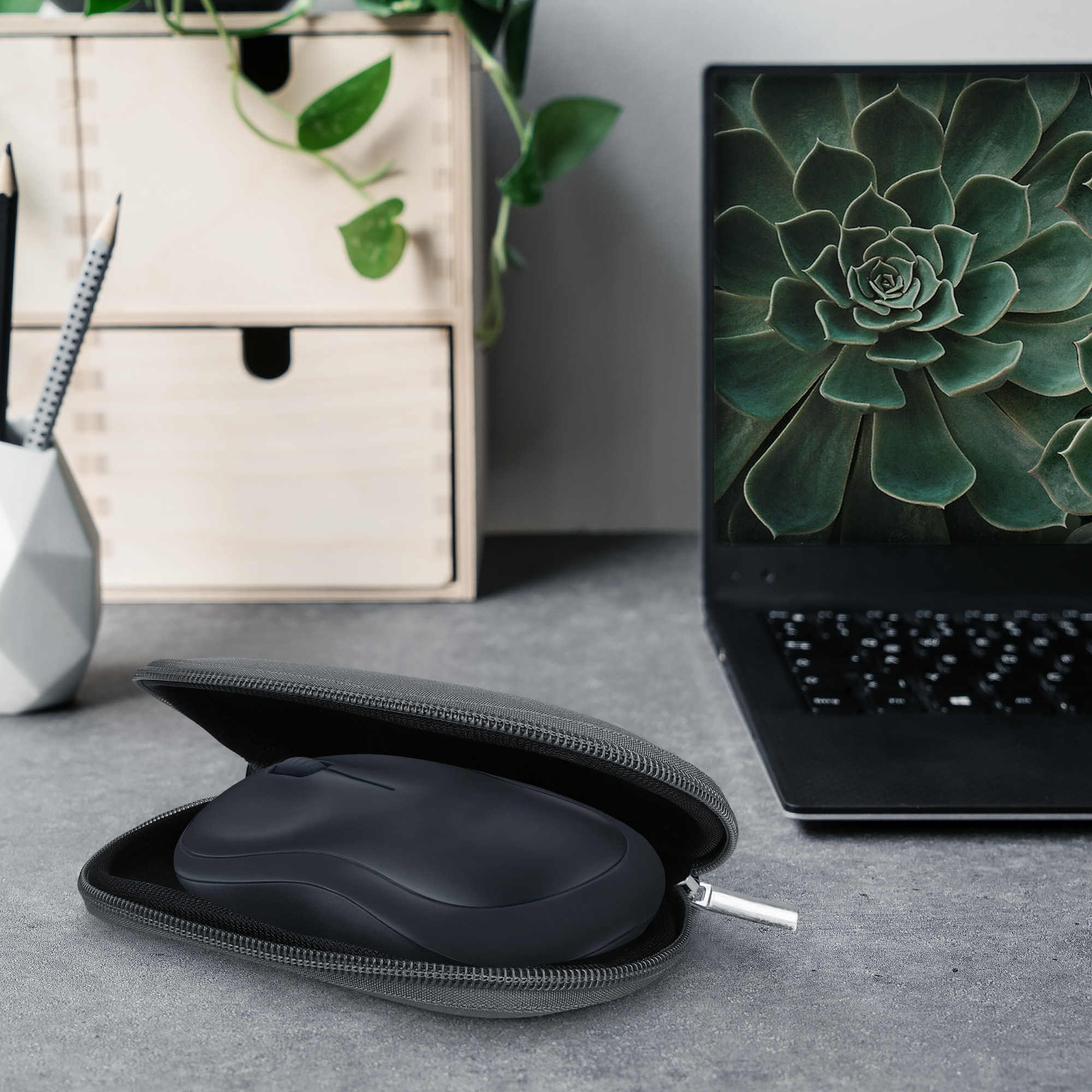 Pouzdro na myš kwmobile pro Logitech M220 SILENT / M235 / M185, tmavě šedá