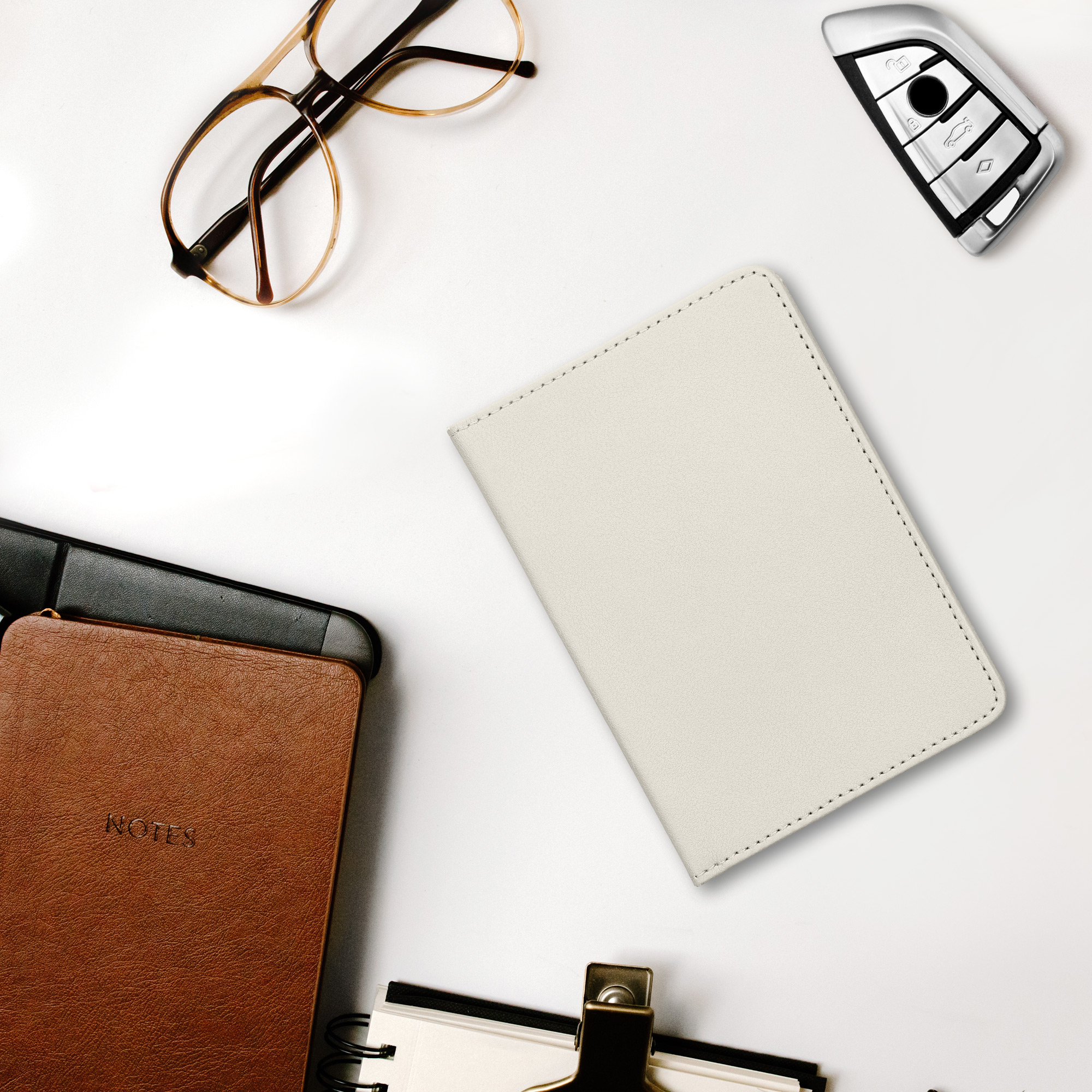 Obal na doklady od auta kwmobile PU kůže - 12 × 17,5 cm otevřené / 9,2 × 13 cm složené - bílá