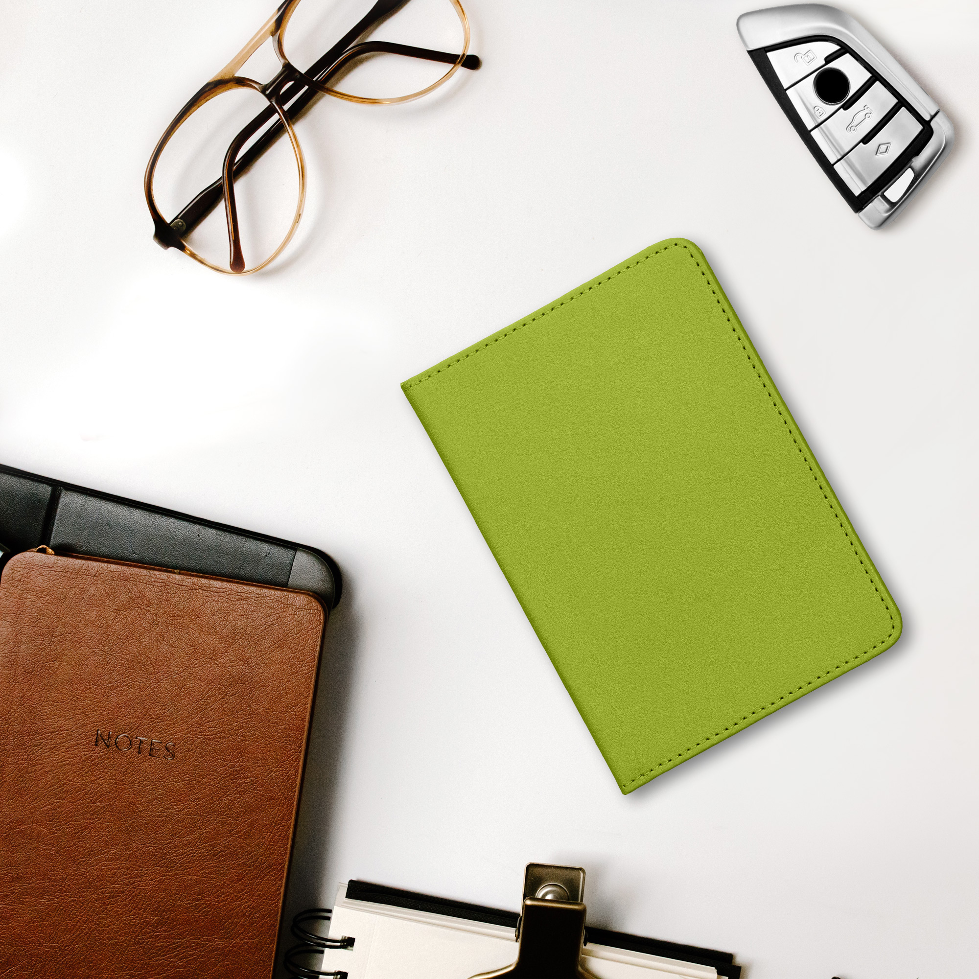 Obal na doklady od auta kwmobile PU kůže - 12 × 17,5 cm otevřené / 9,2 × 13 cm složené - limetkově zelená