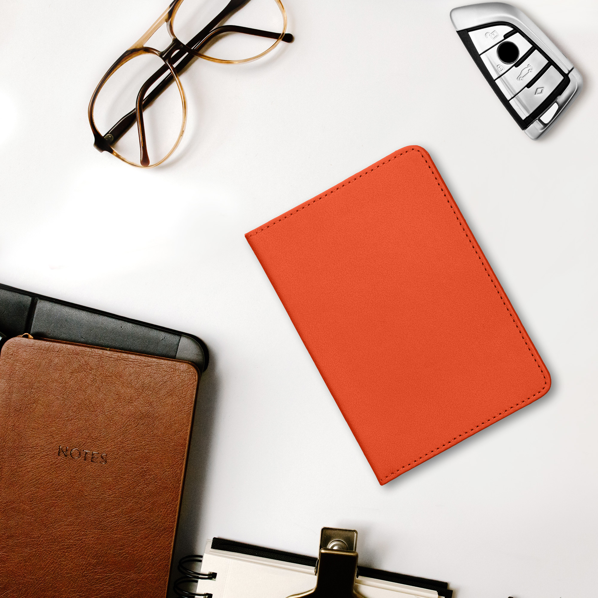 Obal na doklady od auta kwmobile PU kůže - 12 × 17,5 cm otevřené / 9,2 × 13 cm složené - oranžová