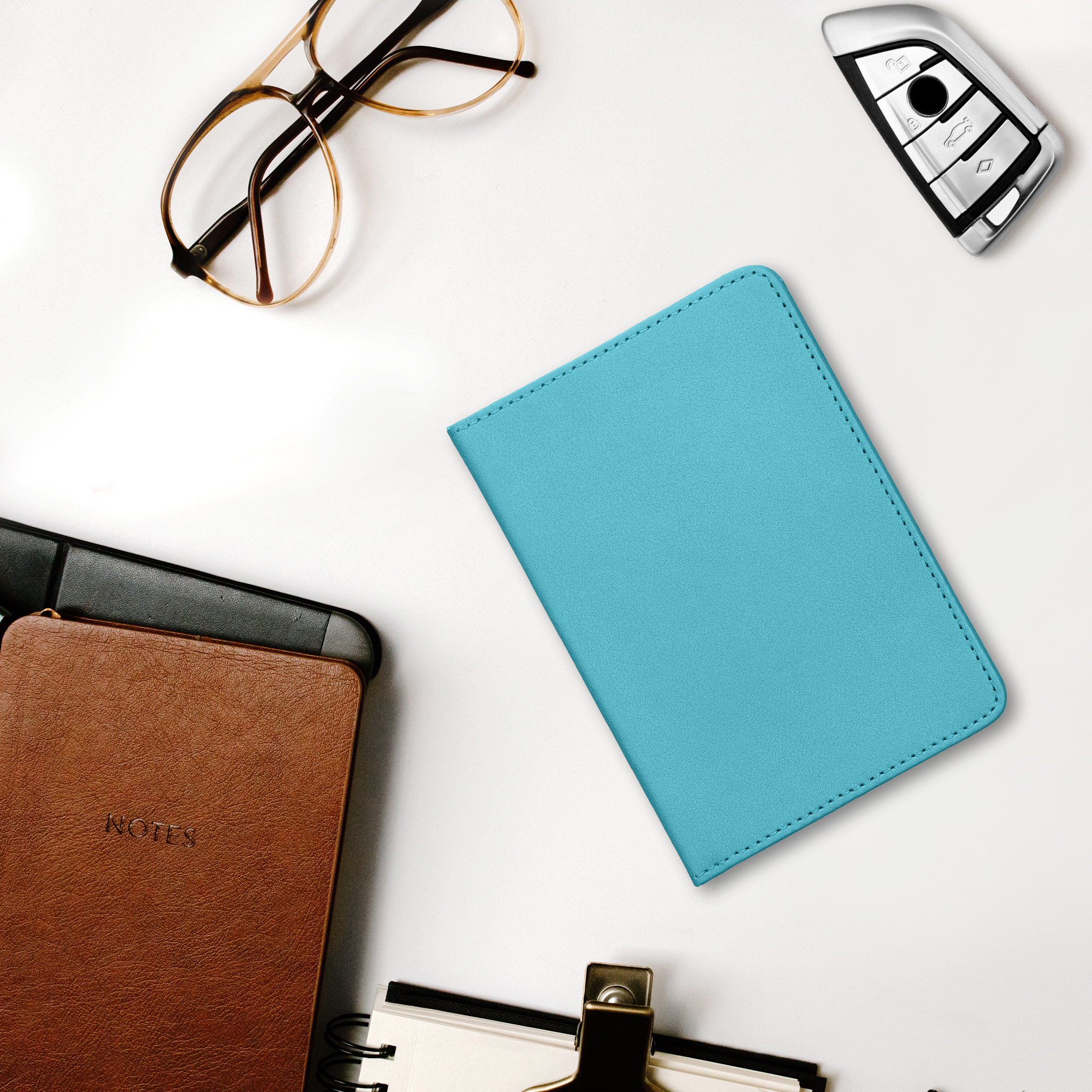 Obal na doklady od auta kwmobile PU kůže - 12 × 17,5 cm otevřené / 9,2 × 13 cm složené - karibská modrá