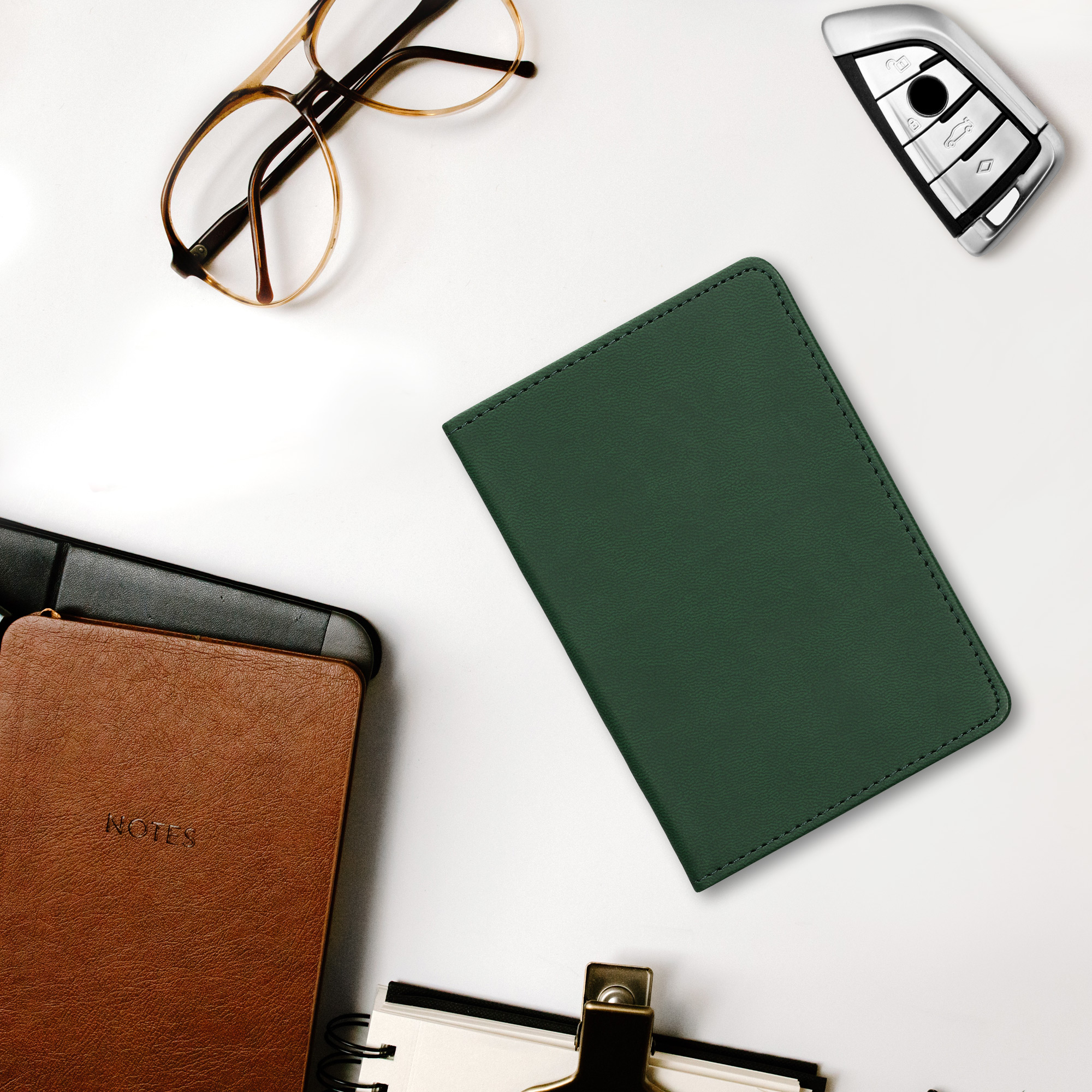 Obal na doklady od auta kwmobile PU kůže - 12 × 17,5 cm otevřené / 9,2 × 13 cm složené - lesní zelená