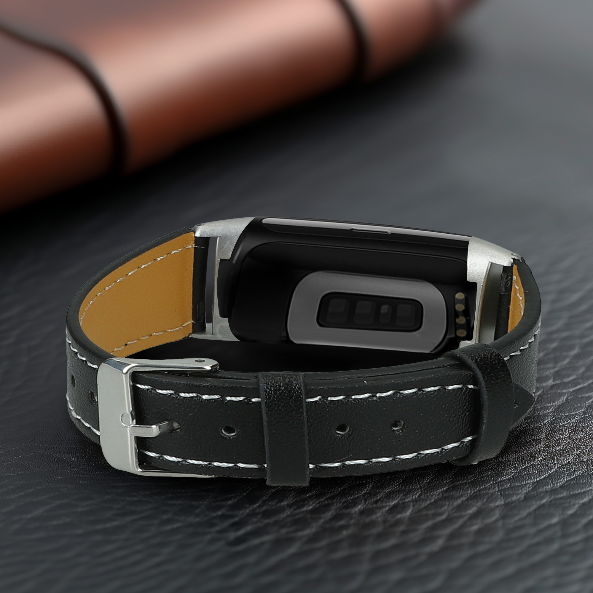 Kožený řemínek pro Fitbit Charge 6 / Charge 5 kwmobile - černá
