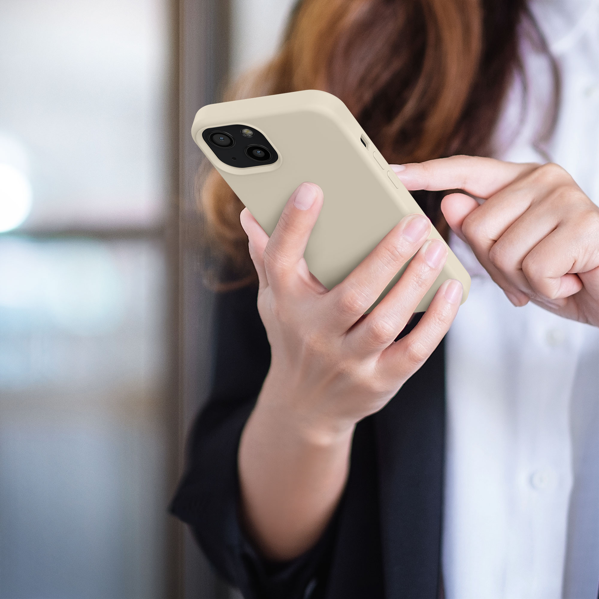 Silikonový kryt kwmobile pro iPhone 13 - krémová