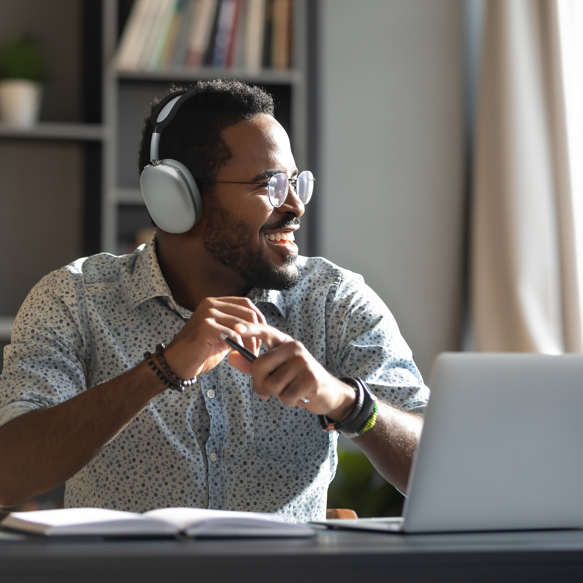 Chránič náhlavního mostu pro Apple AirPods Max / AirPods Max 2 kwmobile silikonové - černá