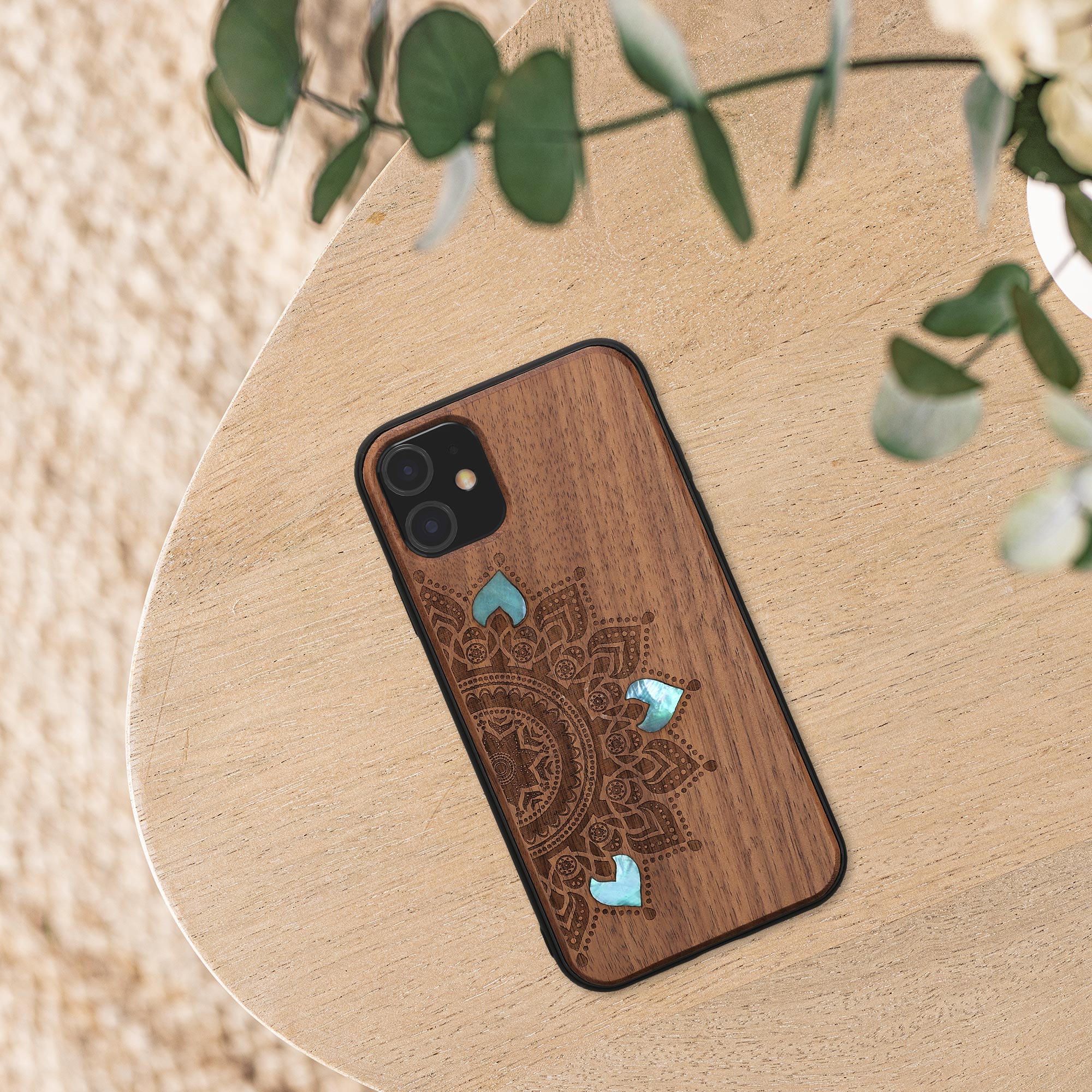 Kryt na mobil kwmobile iPhone 11 - tmavě hnědá