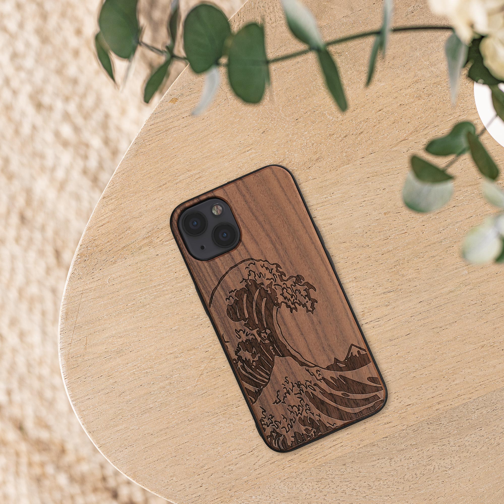 Dřevěný kryt kwmobile pro iPhone 13 - tmavě hnědá