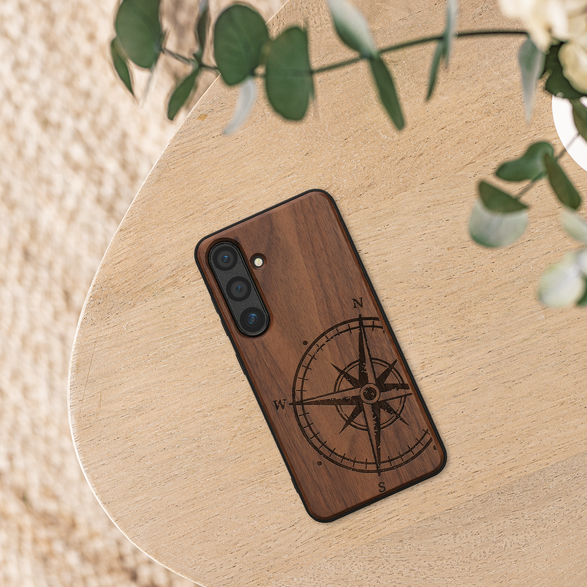 Dřevěný kryt na mobil Galaxy S24 kwmobile tmavě hnědý