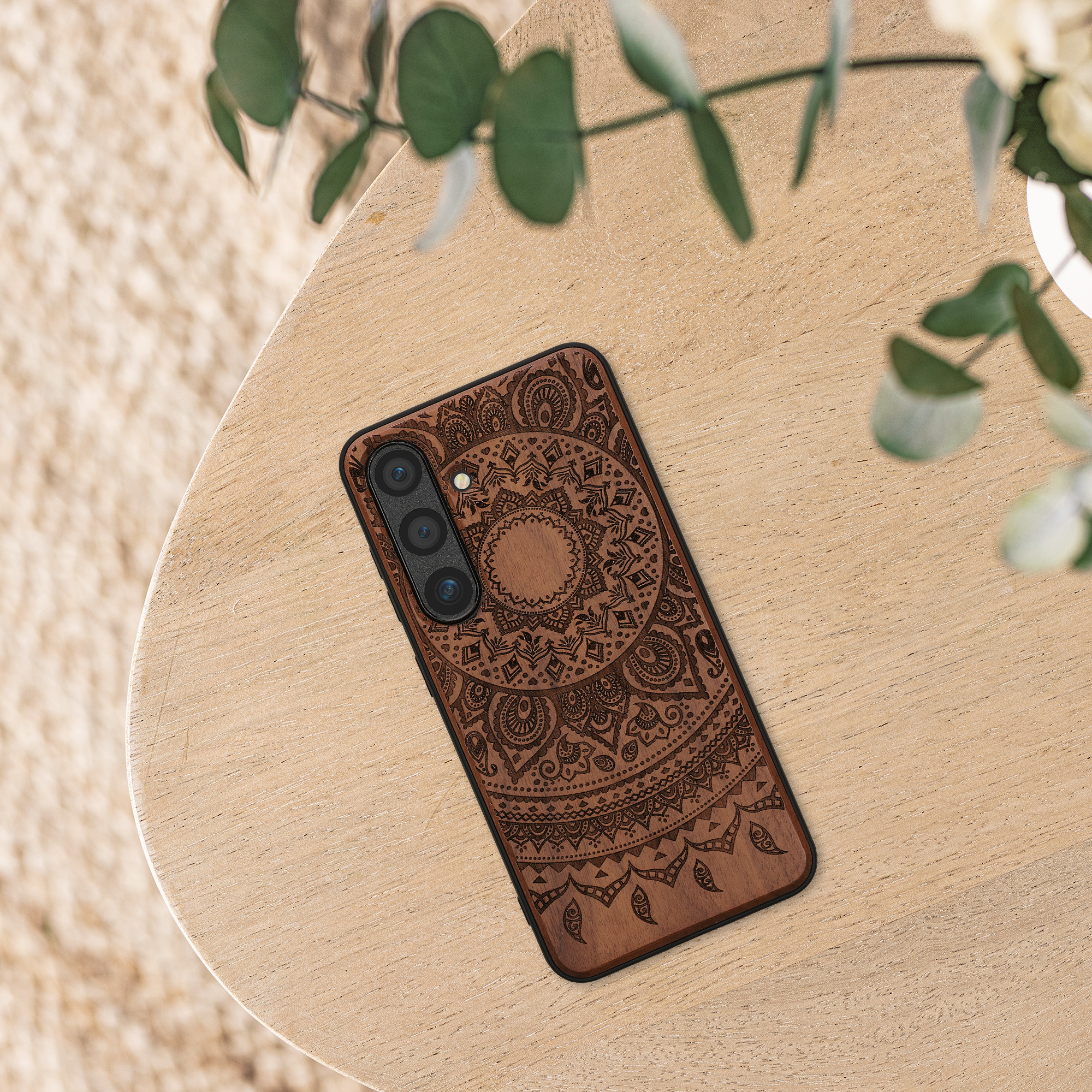 Dřevěný kryt na mobil Galaxy S24 kwmobile tmavě hnědý