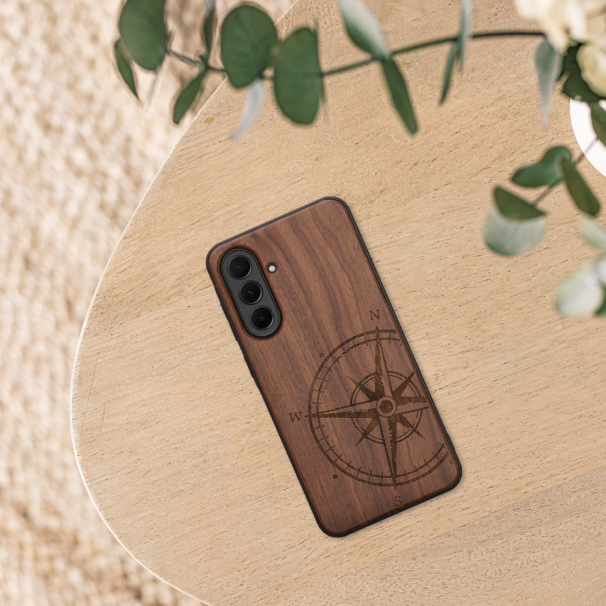 Dřevěný kryt na mobil Samsung Galaxy A36 5G kwmobile tmavě hnědý