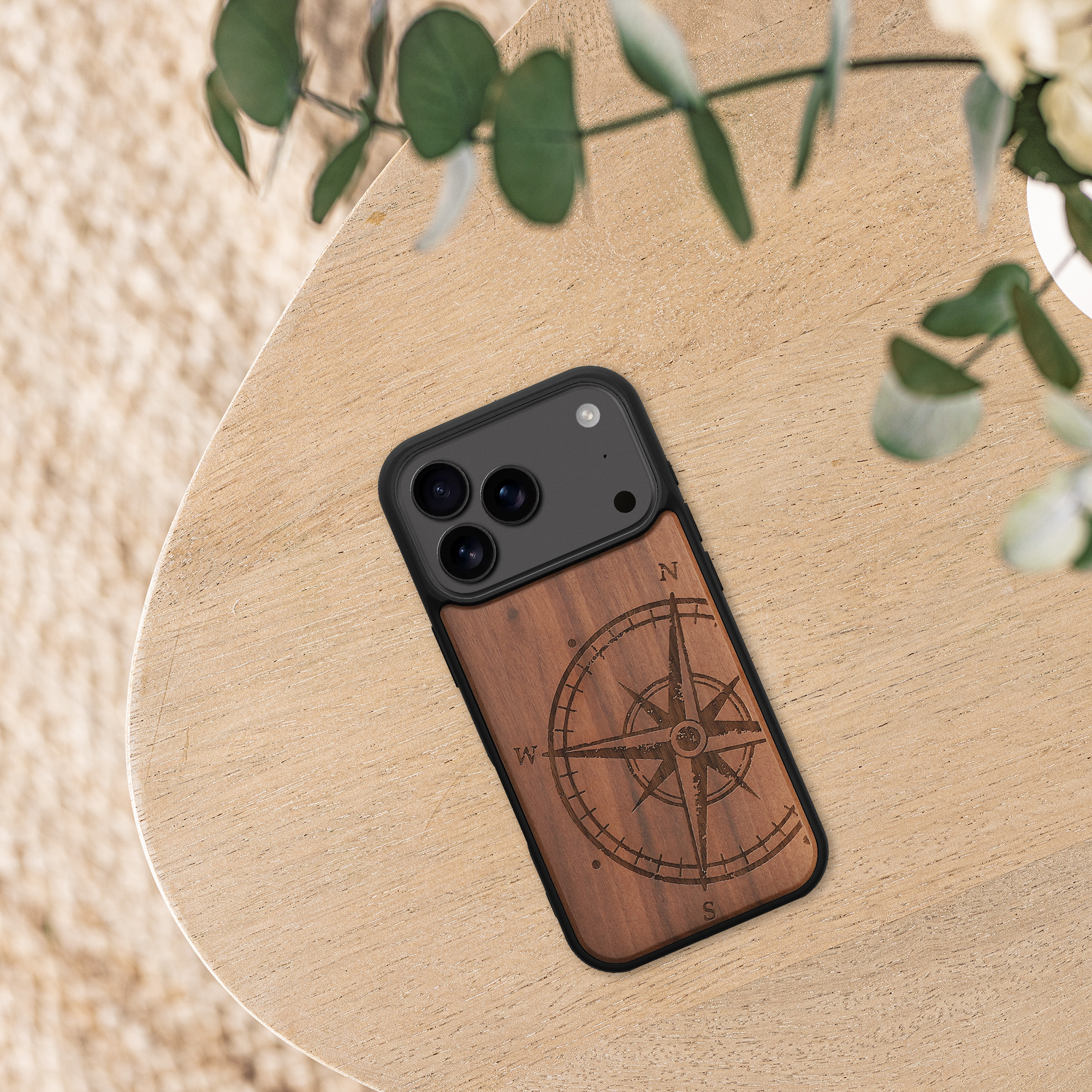 Dřevěný kryt Kwmobile pro iPhone 17 Pro - navigational compass dark brown