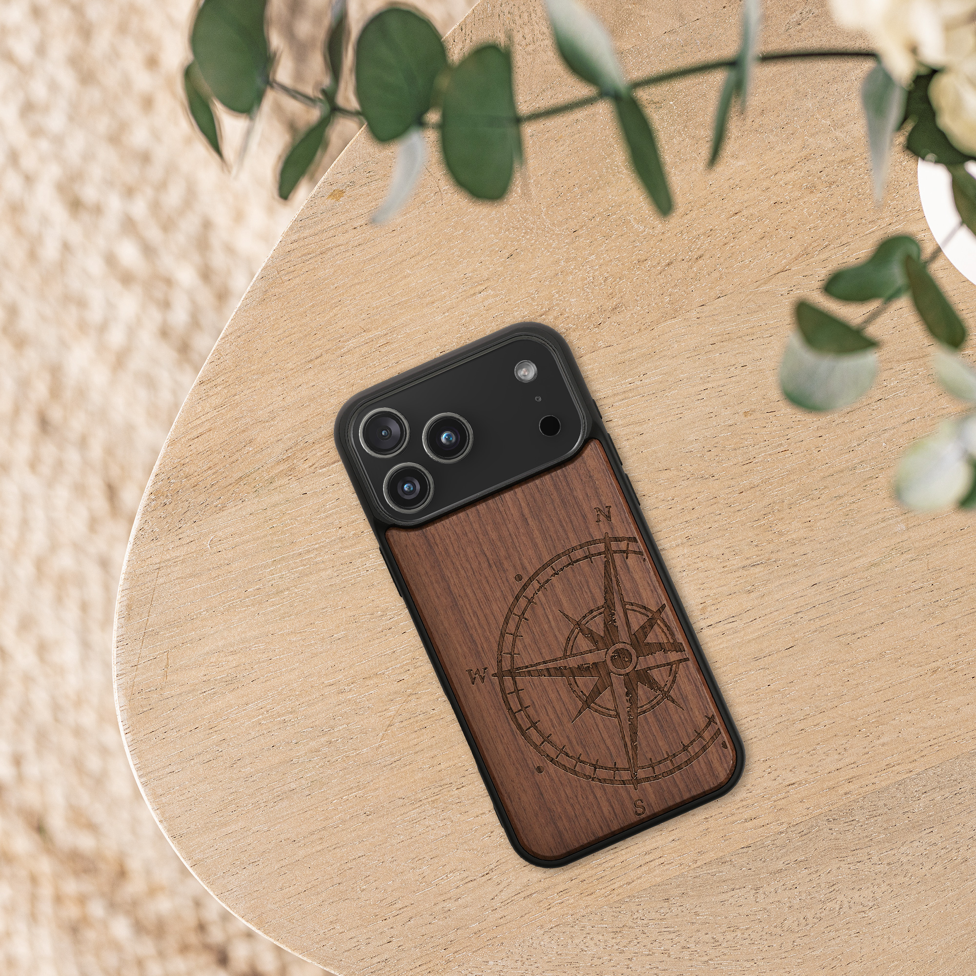 Dřevěný kryt Kwmobile pro iPhone 17 Pro Max - navigational compass dark brown
